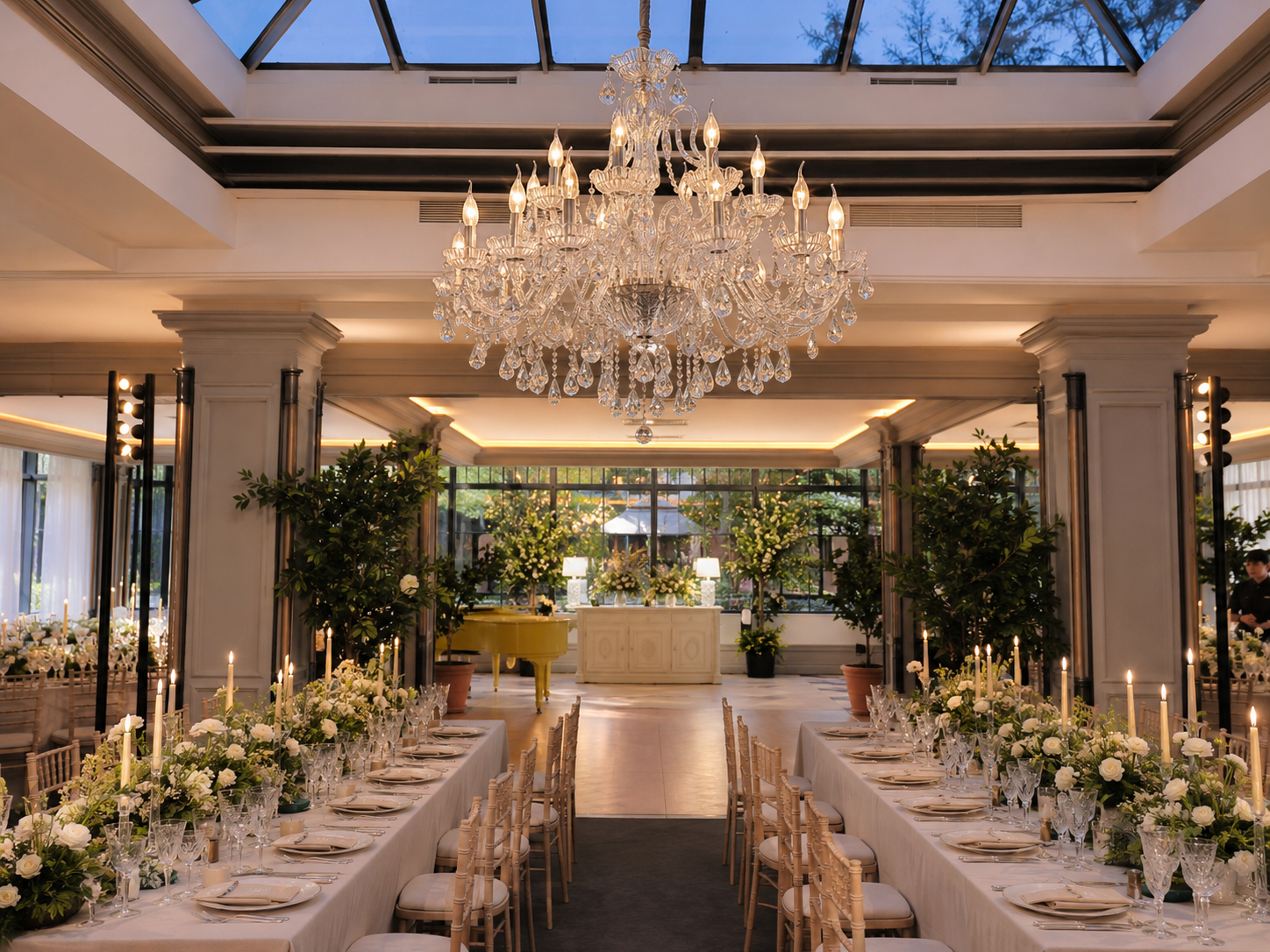 Salle de réception ornée éclairée par plusieurs lustres en cristal