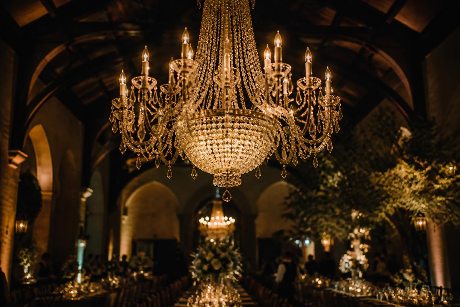 Lustre de cristal suspendu dans une salle de réception au crépuscule